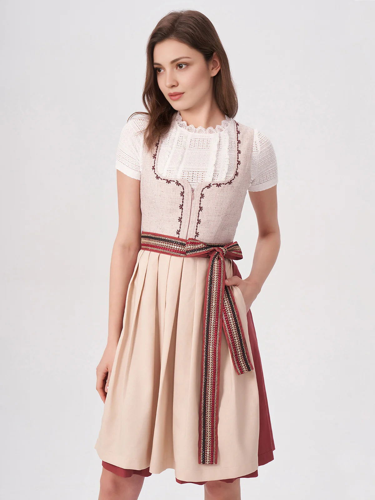 Käytännöllinen ja tyylikäs dirndl-paita, jossa on vetoketju edessä